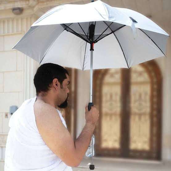 بالفيديو.. مظلة ذكية تساعد الحجاج على تخطي درجات الحرارة العالية