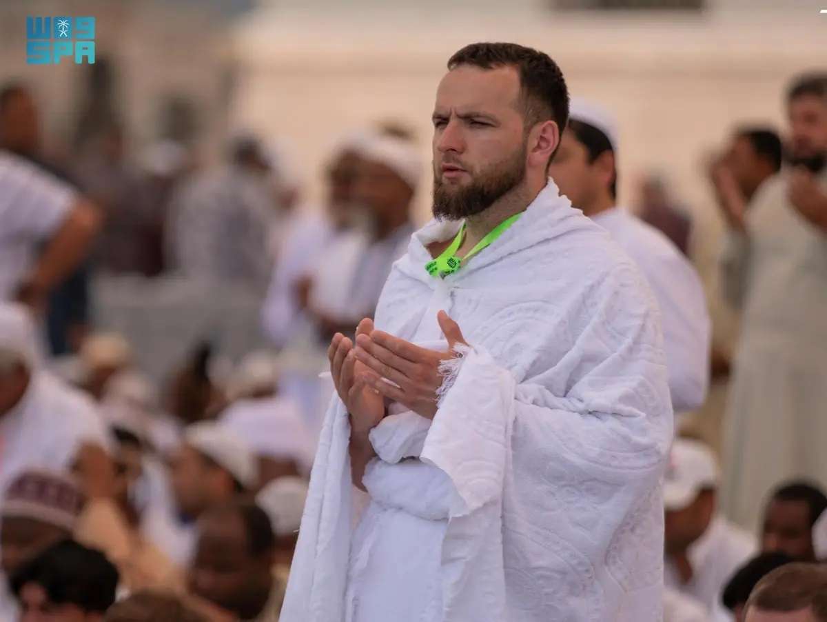 قبل البدء في مناسك الحج.. ضيوف الرحمن يؤدون صلاة الجمعة بالمسجد النبوي ...