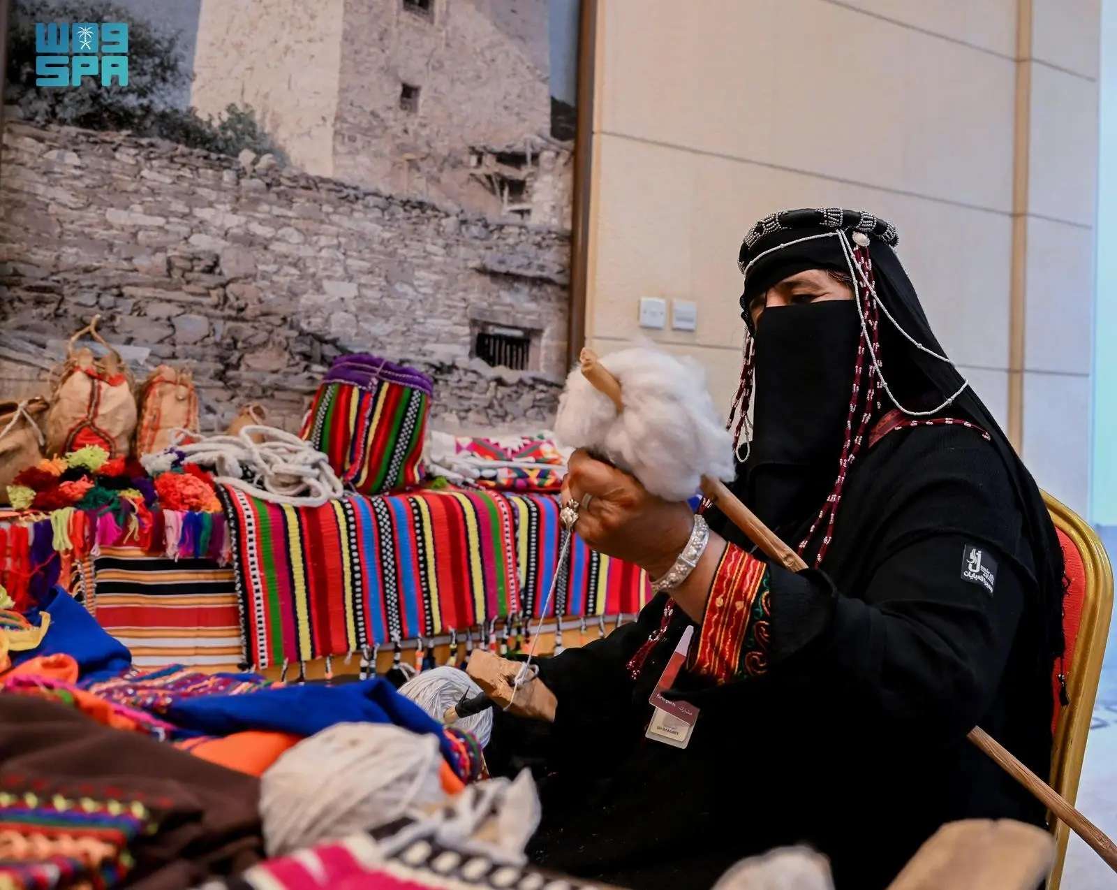 حياكة السدو فن تقليدي يعكس الهوية الثقافية لمنطقة الباحة ويجسد تراث الأجداد